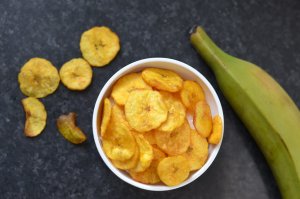 Chips de bananes plantain aux amandes